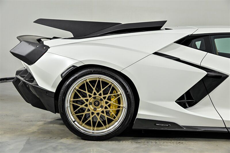 Used 2024 Lamborghini Revuelto AWD/4WD image 40