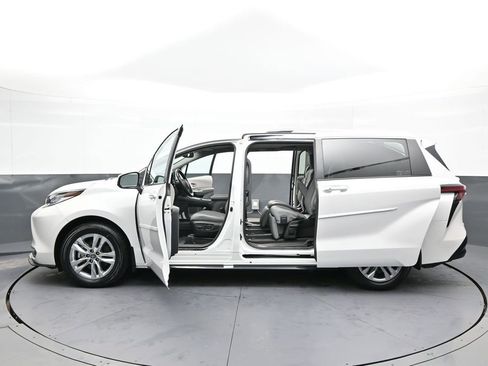 Certified 2024 Toyota Sienna Limited image 45