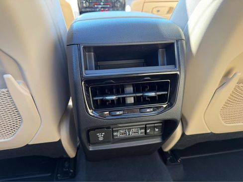 Used 2025 Jeep Grand Cherokee Limited w/ Black Appearance Package image 25