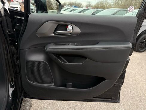 Used 2025 Chrysler Pacifica Select image 17