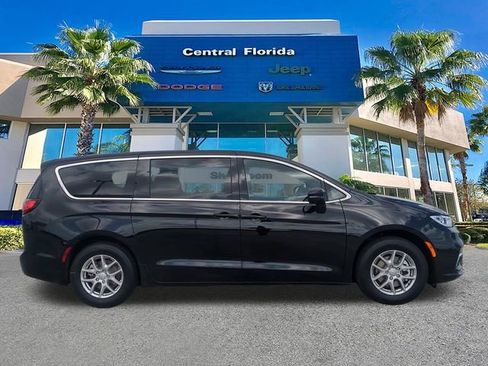 New 2026 Chrysler Pacifica Select image 4