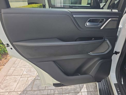 Used 2025 INFINITI QX80 Sensory AWD/4WD image 10