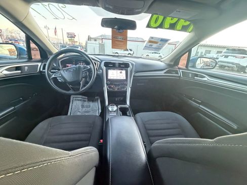 Used 2017 Ford Fusion SE w/ Fusion SE Technology Package image 22