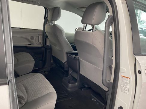 Used 2021 Toyota Sienna LE image 10