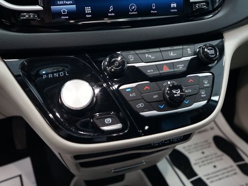 Used 2022 Chrysler Pacifica Touring-L FWD image 38