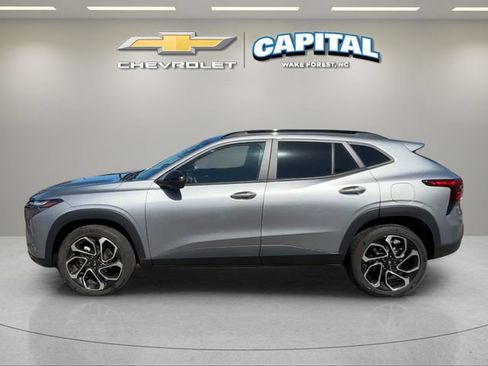 Used 2024 Chevrolet Trax RS w/ Sunroof Package FWD image 2