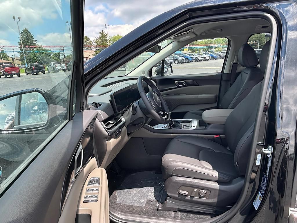 New 2025 Kia Carnival FWD image 15