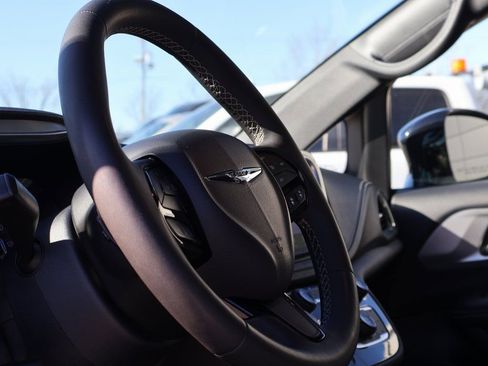 Used 2025 Chrysler Pacifica Limited image 24