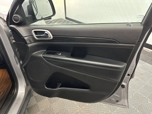Used 2020 Jeep Grand Cherokee Laredo RWD image 15