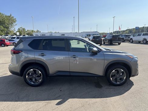 Used 2024 Nissan Rogue SV image 10