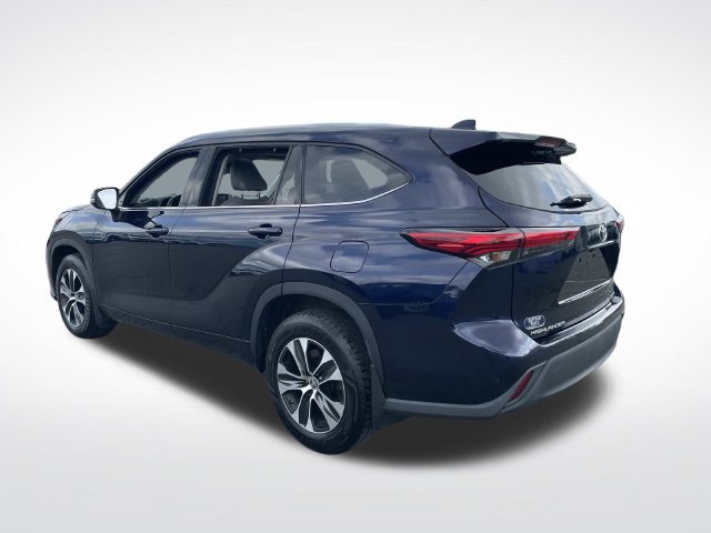 Used 2020 Toyota Highlander XLE AWD/4WD image 3
