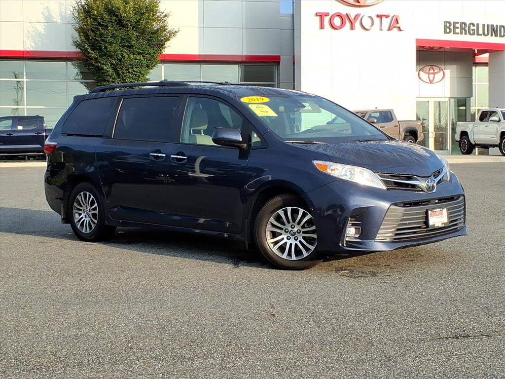 Used 2019 Toyota Sienna XLE w/ XLE Navigation Package FWD image 2