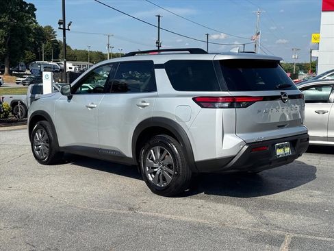 Certified 2025 Nissan Pathfinder SV FWD image 5