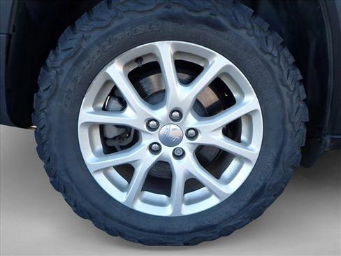 Used 2016 Jeep Cherokee Latitude w/ Cold Weather Group image 6