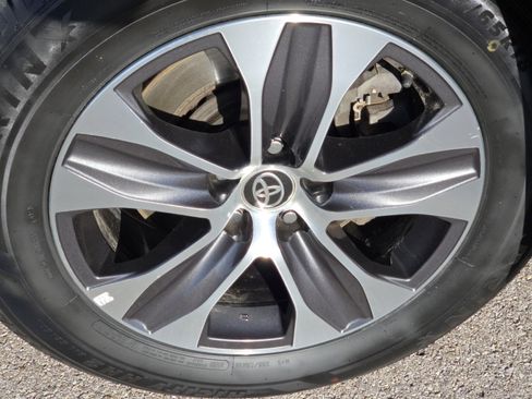 Used 2021 Toyota Highlander XLE image 9