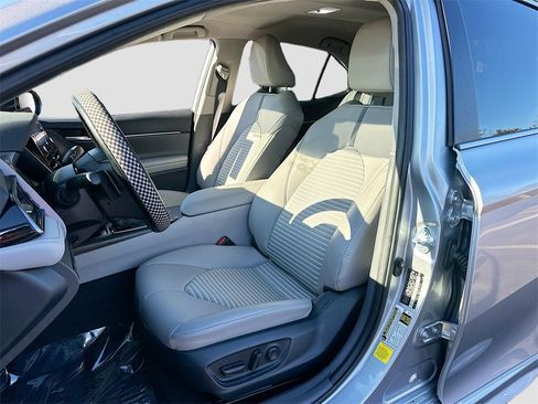 Used 2024 Toyota Camry SE image 19