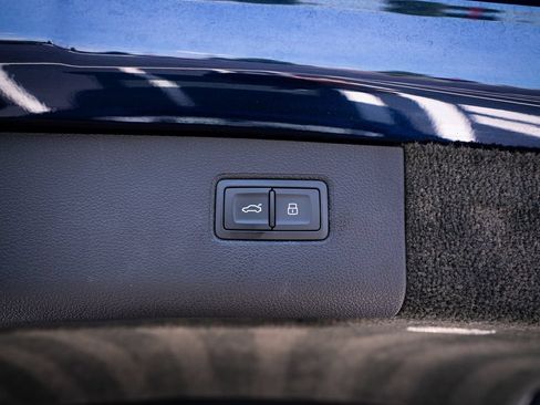 Used 2022 Bentley Bentayga AWD/4WD image 57
