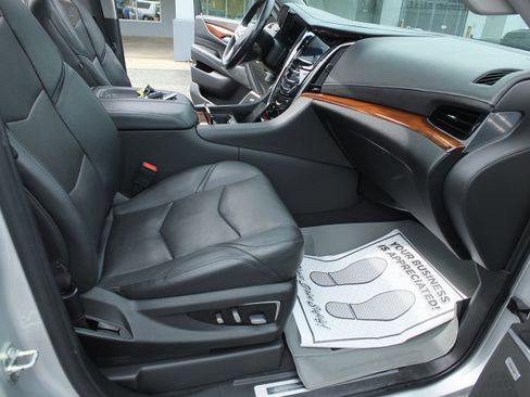 Used 2020 Cadillac Escalade ESV Luxury AWD/4WD image 15