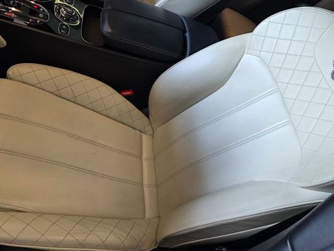 Used 2017 Bentley Bentayga AWD/4WD image 32