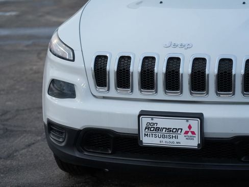 Used 2017 Jeep Cherokee Sport image 9