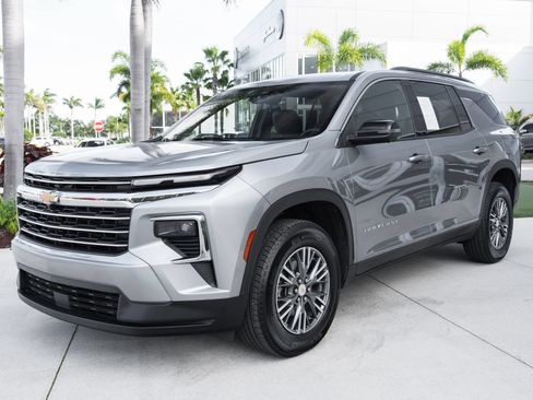 Used 2024 Chevrolet Traverse LT FWD image 7