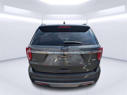 Used 2017 Ford Explorer XLT w/ Equipment Group 202A image 4