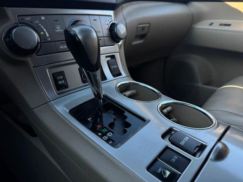 Used 2011 Toyota Highlander SE w/ Tow Pkg image 21