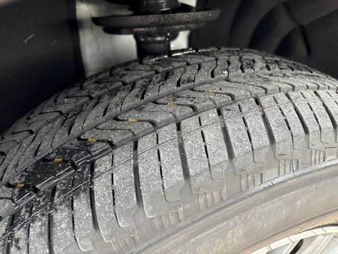 Used 2025 Chevrolet Traverse LT image 32