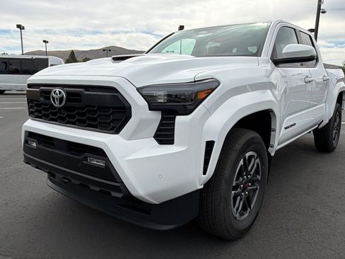 Used 2024 Toyota Tacoma TRD Sport w/ TRD Sport Upgrade Package RWD image 7
