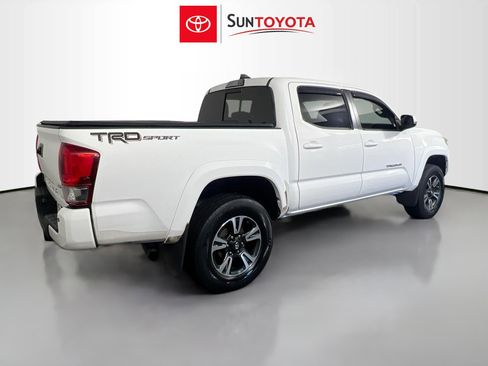 Used 2017 Toyota Tacoma TRD Sport image 4
