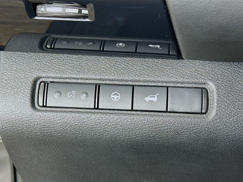 Used 2025 Nissan Pathfinder SV AWD/4WD image 17