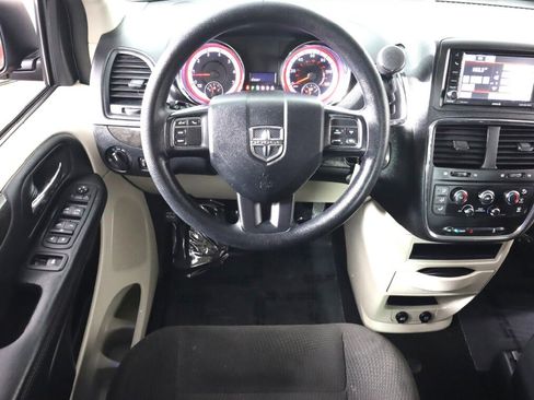 Used 2018 Dodge Grand Caravan SE w/ UConnect Hands-Free Group image 23