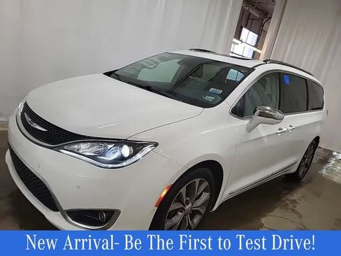 Used 2020 Chrysler Pacifica Limited w/ Tire & Wheel Group FWD image 1