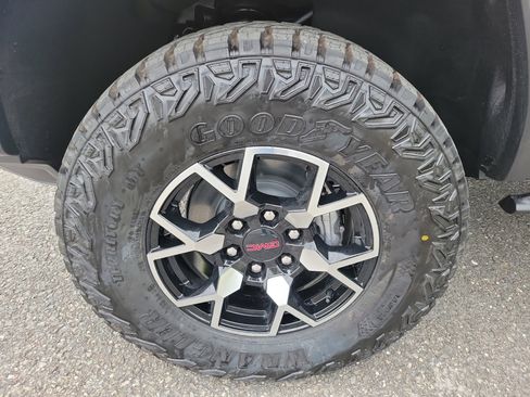 New 2025 GMC Canyon AT4 w/ AT4X Package image 12