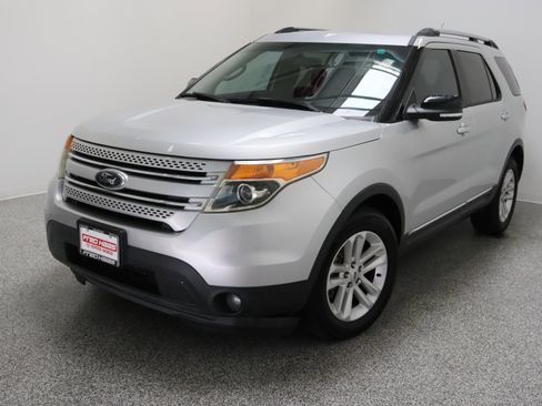 Used 2014 Ford Explorer XLT FWD image 2