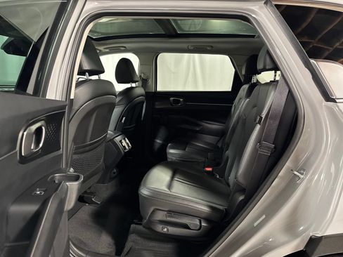 Certified 2025 Kia Sorento EX w/ Panoramic Sunroof Package AWD/4WD image 5