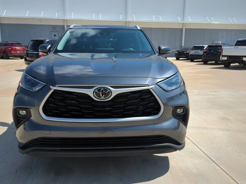Used 2023 Toyota Highlander XLE FWD image 2