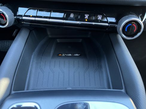 Used 2025 Chevrolet Equinox EV RS image 31