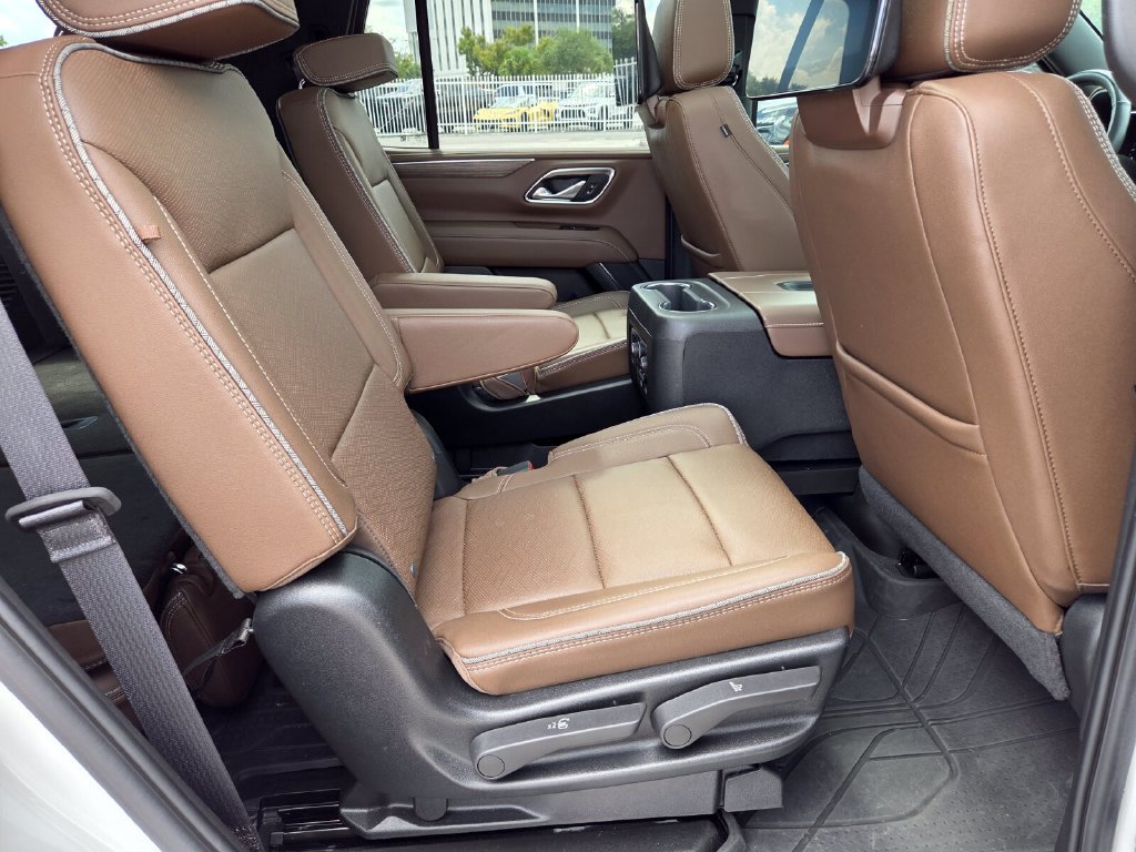 Used 2024 Chevrolet Tahoe High Country AWD/4WD image 16