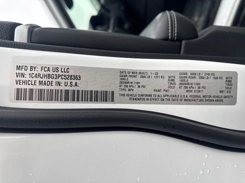 Used 2023 Jeep Grand Cherokee Limited w/ Luxury Tech Group II image 33