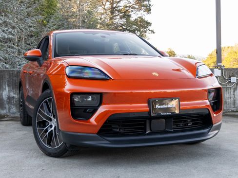 Certified 2025 Porsche Macan Electric image 9
