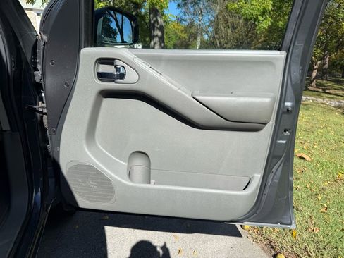 Used 2011 Nissan Frontier SV image 32