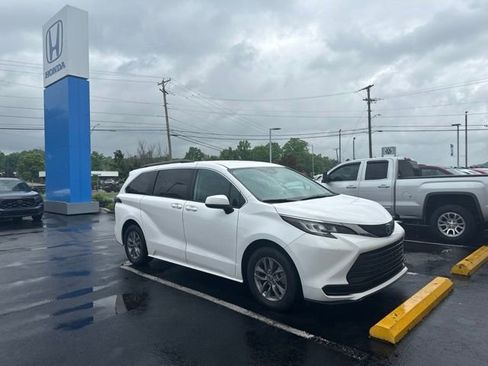 Used 2022 Toyota Sienna LE FWD image 3
