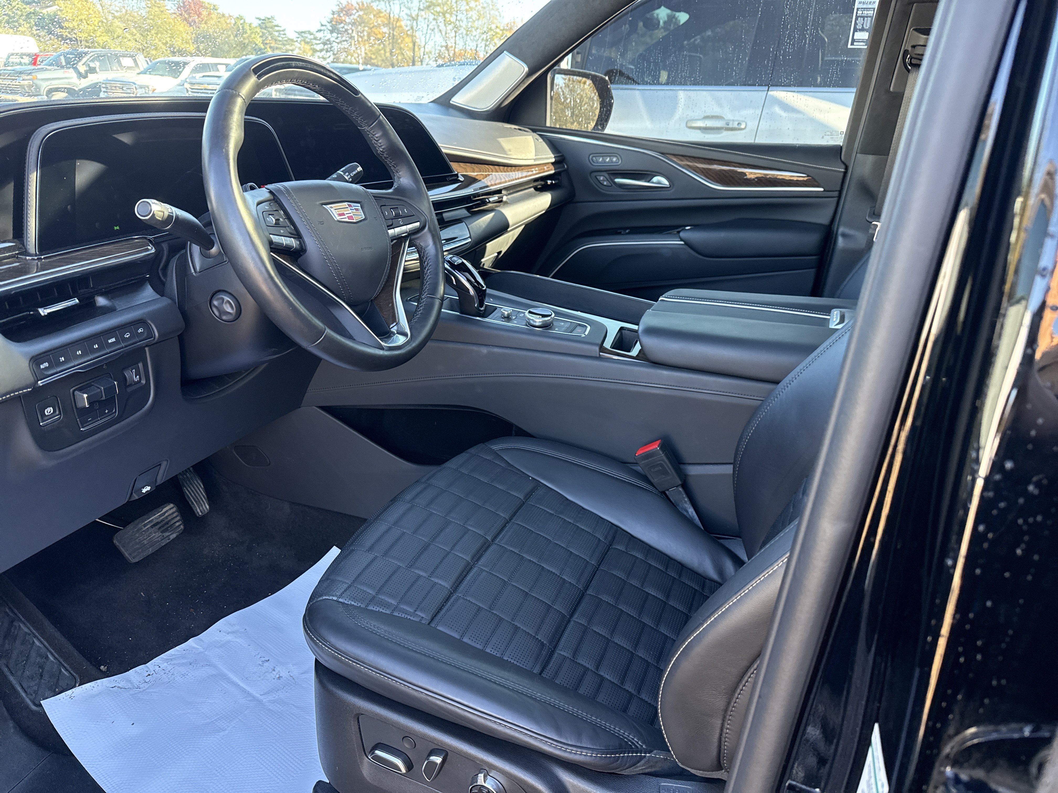 Used 2024 Cadillac Escalade Sport Platinum w/ LPO, ONYX Package AWD/4WD image 7