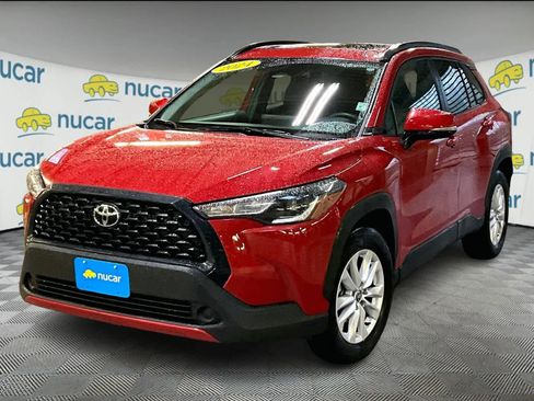 Used 2024 Toyota Corolla Cross LE image 3