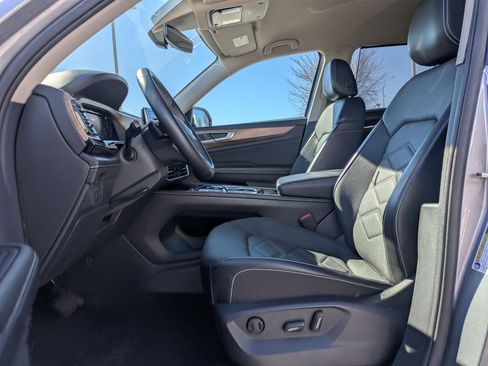 Used 2024 Volkswagen Atlas SE AWD/4WD image 17