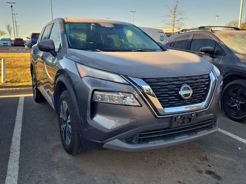 Used 2023 Nissan Rogue SV image 4