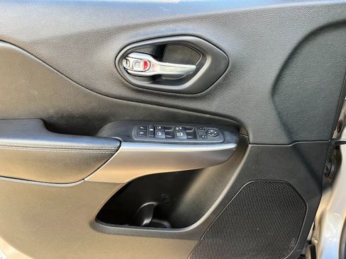 Used 2019 Jeep Cherokee Latitude Plus w/ Comfort/Convenience Group image 6