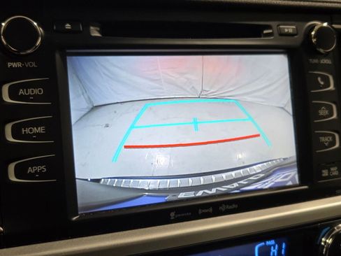 Used 2018 Toyota Highlander XLE image 2