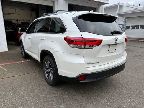 Used 2019 Toyota Highlander XLE AWD/4WD image 2